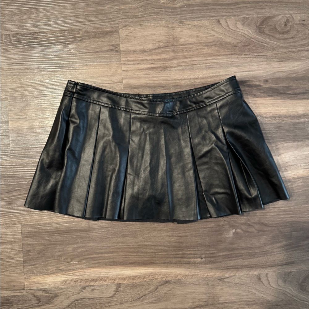 SHEIN Black Faux Leather Pleated Micro Skort